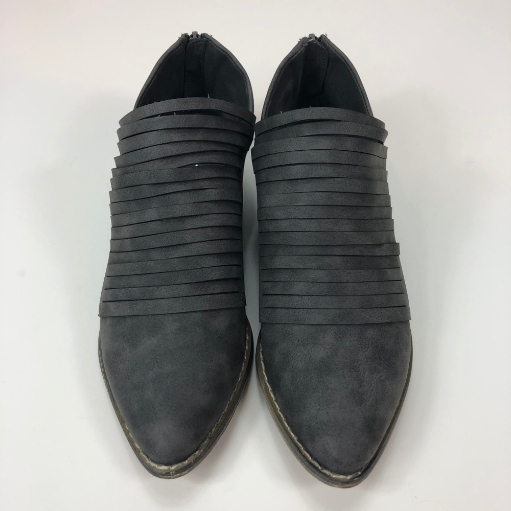 TC shoe - gray faux leather almond shaped toe low heel shoe w/ zipper back SZ 7